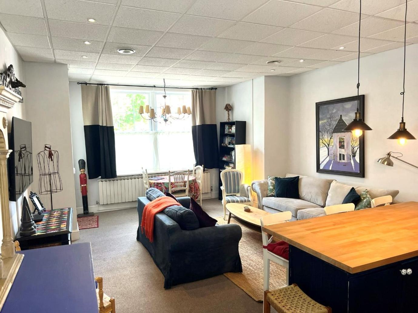 Hampton Court Grand Snug Sleeps 6 - Walk To Palace And Train Apartment Molesey Екстериор снимка